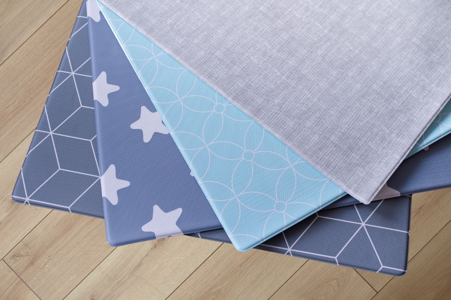 SPRIEVODCA-VYBEROM-PODLOZKY-NA-HRANIE-3