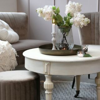 Snívate o interiéri, ktorý pôsobí jemne, romanticky a nadčasovo? 🤍 Biely nábytok v štýle Provence je stelesnením...