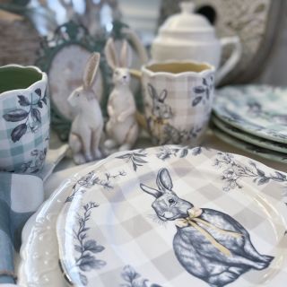 O mesiac je tu jar! 🐣🌷 A u nás to už naplno žije. Poličky a vitríny sa zapĺňajú, showroom sa postupne mení a každým dňom...