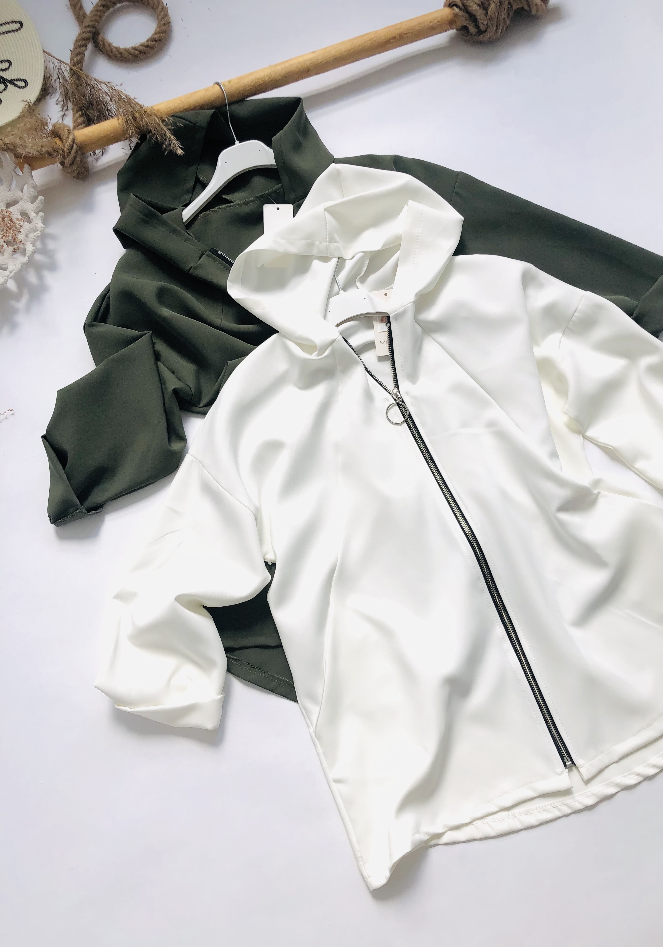Skvělá bunda s kupucí na zip Barva: Bílá, Velikost: M až XL