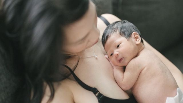 Bonding po porodu: první chvíle s miminkem a vytvoření silného pouta