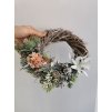Zimní věnec s drobnými kvítky