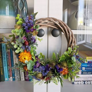 Věneček z umělých a sušených květin ozdobí třeba i knihovnu 🌿