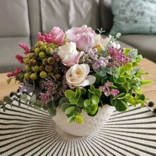 Pivoňky a růže 💜 www.lapuerta.cz #umelekvetiny #dekorace #nevonialenevadnou