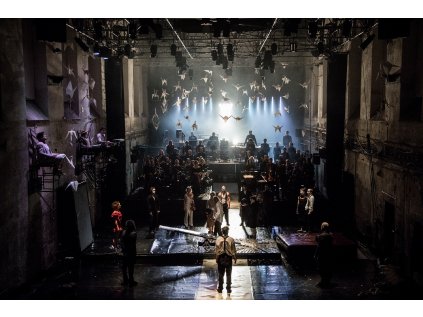 Velkoformátová fotografie z představení Up End Down Symphony