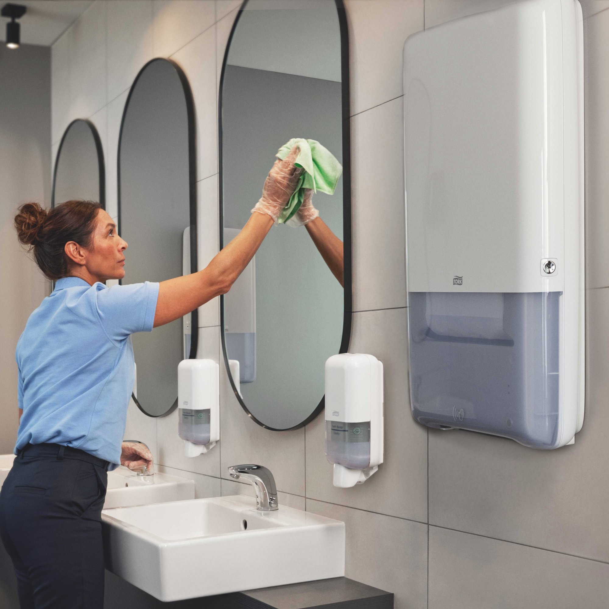 Automatický Tork PeakServe zásobník na ručníky – předčí i ty nejlepší!