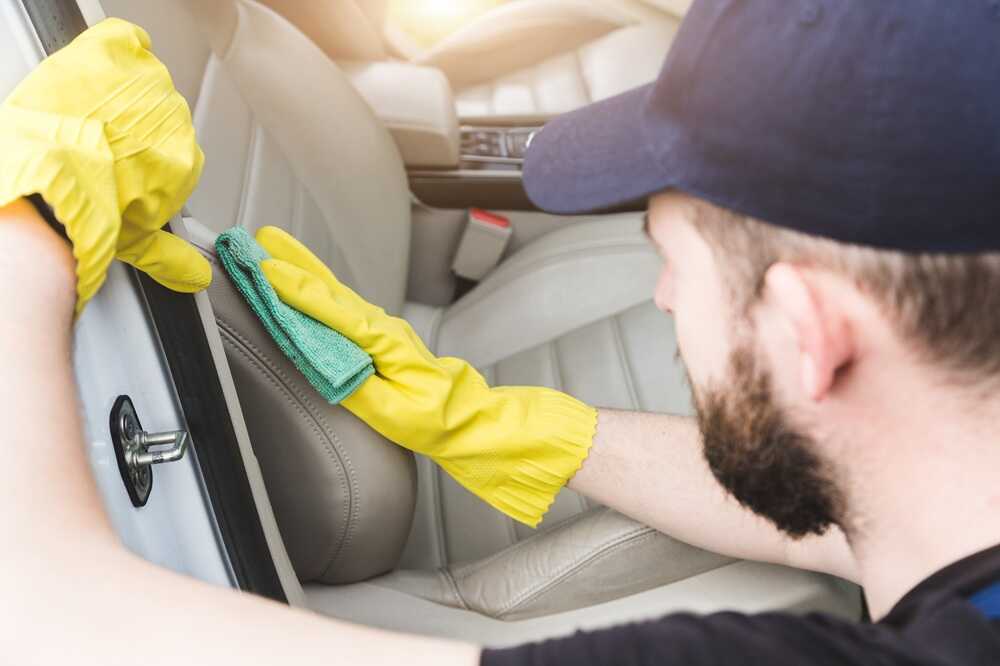 Jak vyčistit sedačky v autě: efektivně a bez fleků