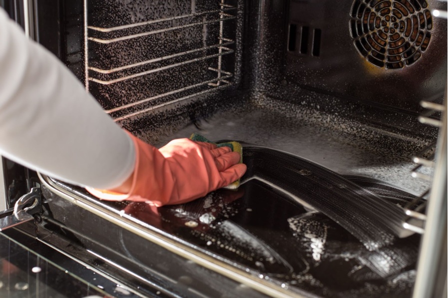 Jak na čištění trouby: Praktické tipy pro domácnosti i profesionální kuchyně