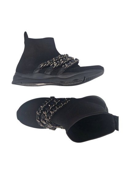 černé kotníkové boty s řetězy