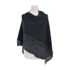 černé pončo se stříbrnou nitkou