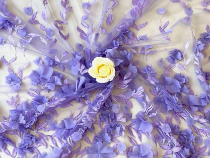 Vyšívaná lila krajka s květinovým 3D vzorem