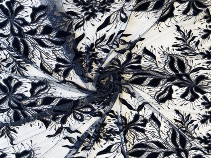 Sametová krajka s černým květinovým motivem