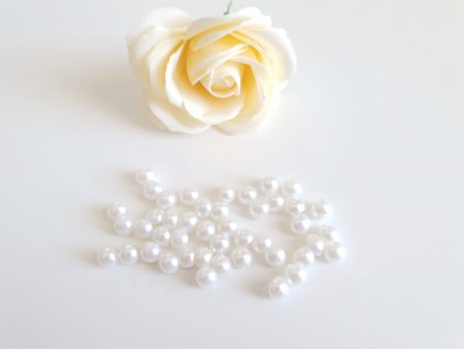 Elegantní perlový knoflík v bílé barvě.