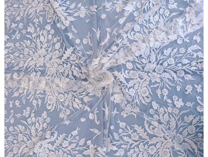 Svatební krajka bílá – květinová výšivka, perly a krystalky