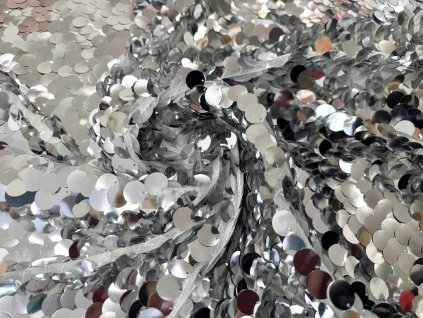 Flitrová látka na bílém tylu se stříbrnými flitry