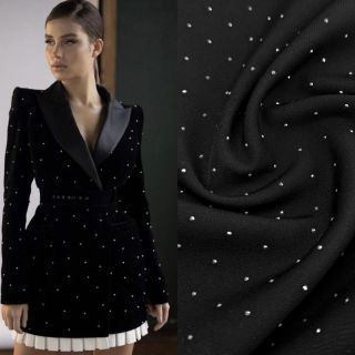 Černá krepová šatovka zdobená jemnými třpytivými akcenty z umělých kamínků, které látce dodávají elegantní a slavnostní...