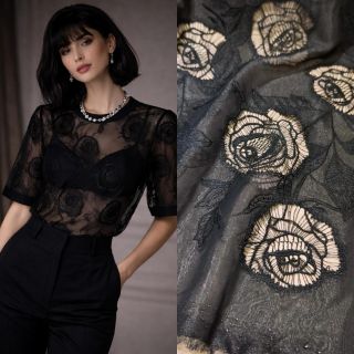 🖤 Černá vyšívaná organza s motivem růží Elegantní organza s výšivkou růží, která působí luxusně, ale zároveň jemně. Díky...