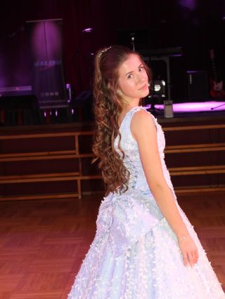 ✨ Maturitní šaty s příběhem. ✨ Tyto maturitní šaty ušila maminka své dceři z naší bledě modré 3D krajky. Bohatá sukně,...