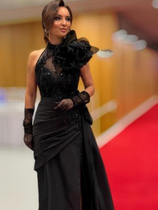 Černá, která mluví sama za sebe 🖤 Tyto elegantní společenské byly vytvořené módní návrhářkou @janajurcenko z naší luxusní...