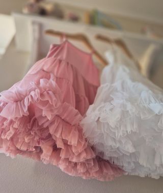 🤍 Bílá nebo růžová ? 🌸 O jedny z nich si teď můžete zasoutěžit na našem profilu. ✨️ Pro dny všední, i ty výjimečné ✨️