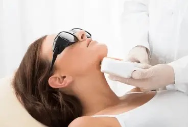 Bezpečnost laserové epilace: jak zajistit ochranu klientů a specialistů