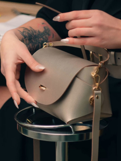 KOŽENÁ KABELKA S MĚNÍCÍM KRYTEM METAL SAND