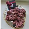 Sametové scrunchies