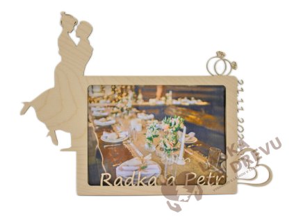 Dřevěný svatební fotorámeček se jménem a datem pro fotografii 18 x 13 cm