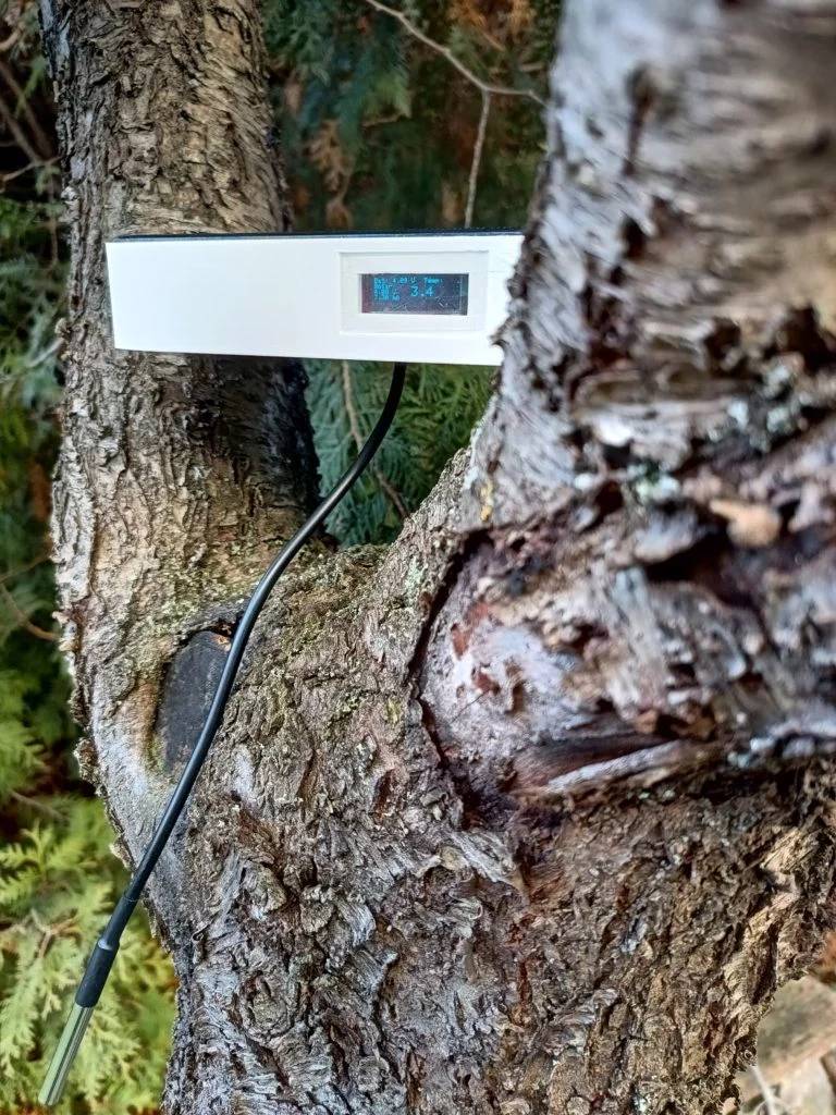 (Nejen) bazénový teploměr se solárním panelem a voděodolným čidlem teploty s OLED displejem