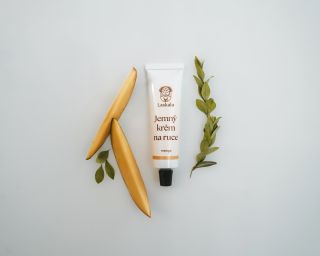 💛 Tenhle krém je náš každodenní parťák. Když jsou ruce suché z mytí, zimy nebo práce, sáhnete po něm a je to hned lepší....