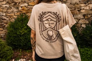 Už jste je postřehli? 🤎 V LASKALE teď najdete i trička a plátěné tašky. Malé připomenutí všeho, co je nám blízké....