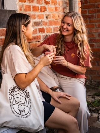 Tričko, ve kterém se budeš cítit dobře. Celé léto. 🌿 Pohodlný střih, 100% organická bavlna a design, který v sobě nese...