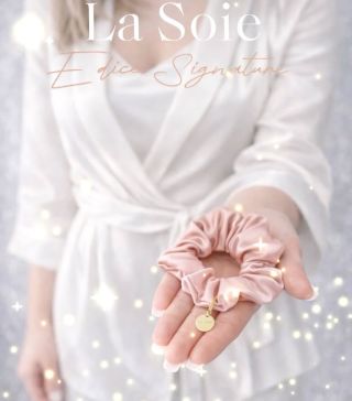 Detail který dělá rozdíl ⭐ #lasoie #hedvabnegumicky #silkscrunchie #scrunchiecharm #luxusnidoplnky beautyritual darkprozeny