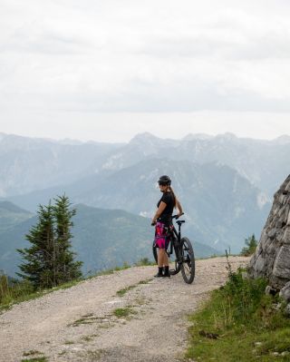Nejkrásnější výhledy si musíme zasloužit. 🚴‍♀ Náročný výšlap na kole sice bolí, ale ten pocit vítězství na vrcholu za...