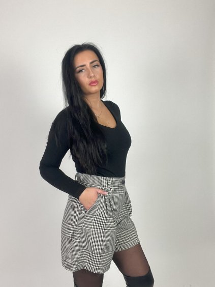 Tričko Latynka- BASIC s V čierne