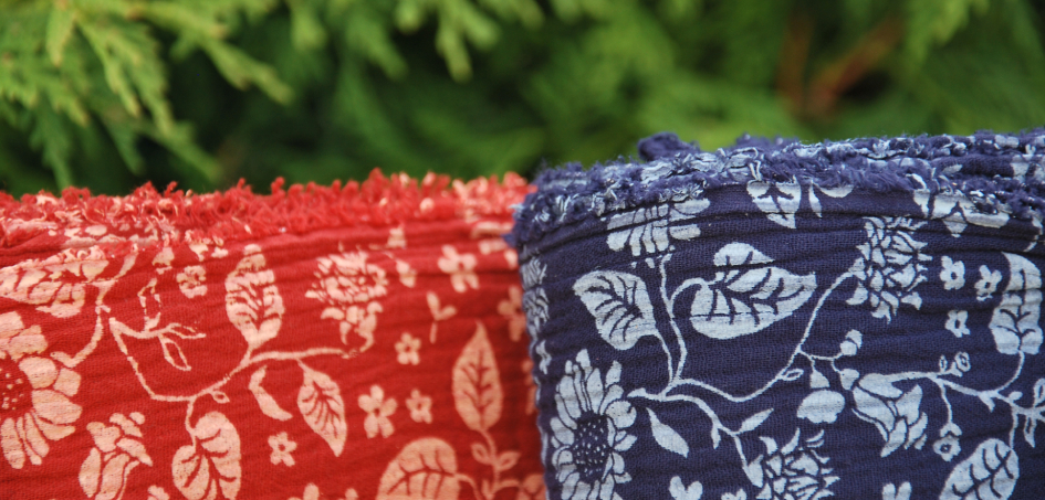 Dvojitá gázovina květiny modrá, červená