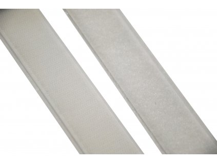 Suchý zip kompletní samolepící v šíři 30 mm v bílé barvě. Suchý zip obsahuje jeden díl samolepící smyčkový a jeden díl samolepící háčkový.