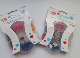 🌸 Novinka na e-shopu! 🌸 Právě jsme naskladnili oblíbené mini patentky a jersey knoflíky od značky Prym. • 6 barev v jednom...