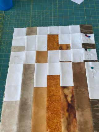 **Vieš, ako správne rezať a žehliť látky, aby do seba diely dobre zapadli?** Tento typ quiltu je na to ideálny – učí...