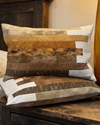 Moje najnovšie vankúše Čisté línie pásov v príjemných zemitých tónoch sú bohato quiltované rôznymi vzormi. Obliečka je pre...