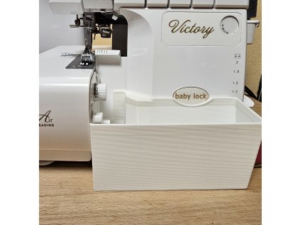 Sběrný koš na odřezky pro overlock Babylock Victory – praktická přihrádka k šicímu stroji