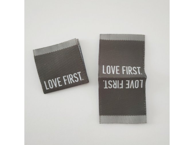 Tkaný štítek LOVE FIRST