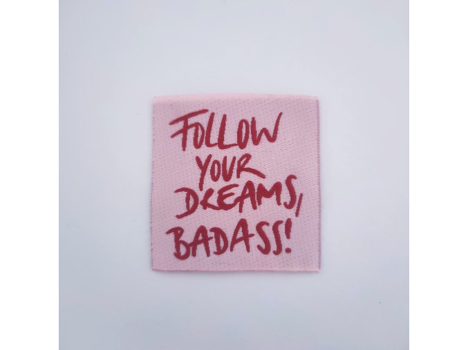 Tkaný štítek (nášivka) FOLLOW YOUR DREAMS, BADASS! starorůžový/bordo
