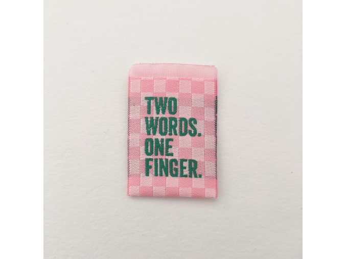 Tkaný štítek TWO WORDS. ONE FINGER. růžový/zelený