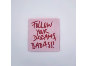 Tkaný štítek (nášivka) FOLLOW YOUR DREAMS, BADASS! starorůžový/bordo