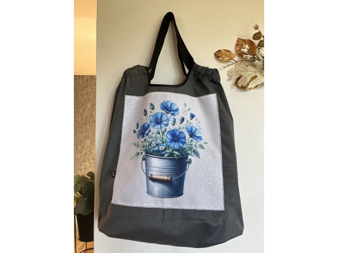 Modré kytky v kyblíčku - tmavě šedá