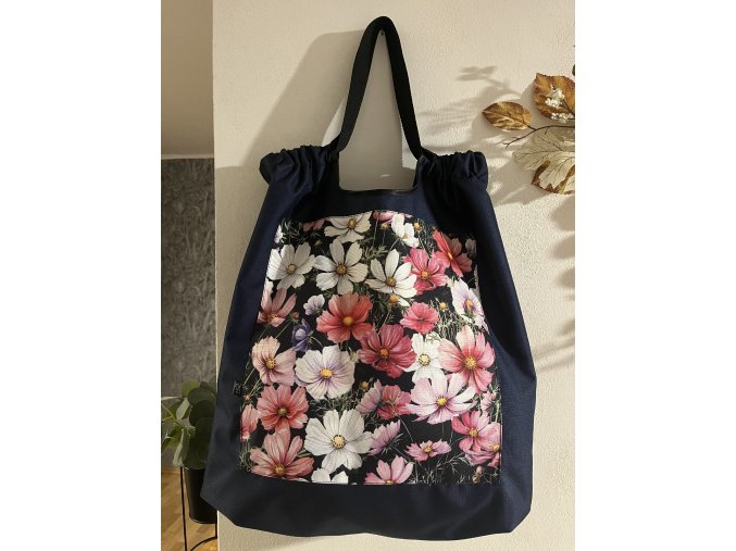 22. Růžovo bílé květy tmavě modrá