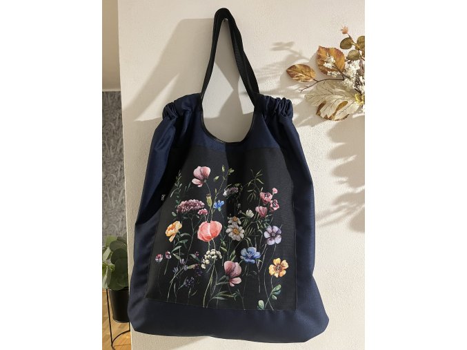 25. Luční kvíti tmavě modrá