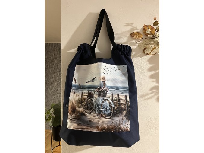 26. Dívka a kolo tmavě moře