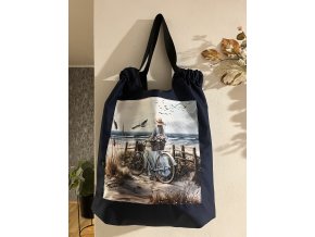 26. Dívka a kolo tmavě moře